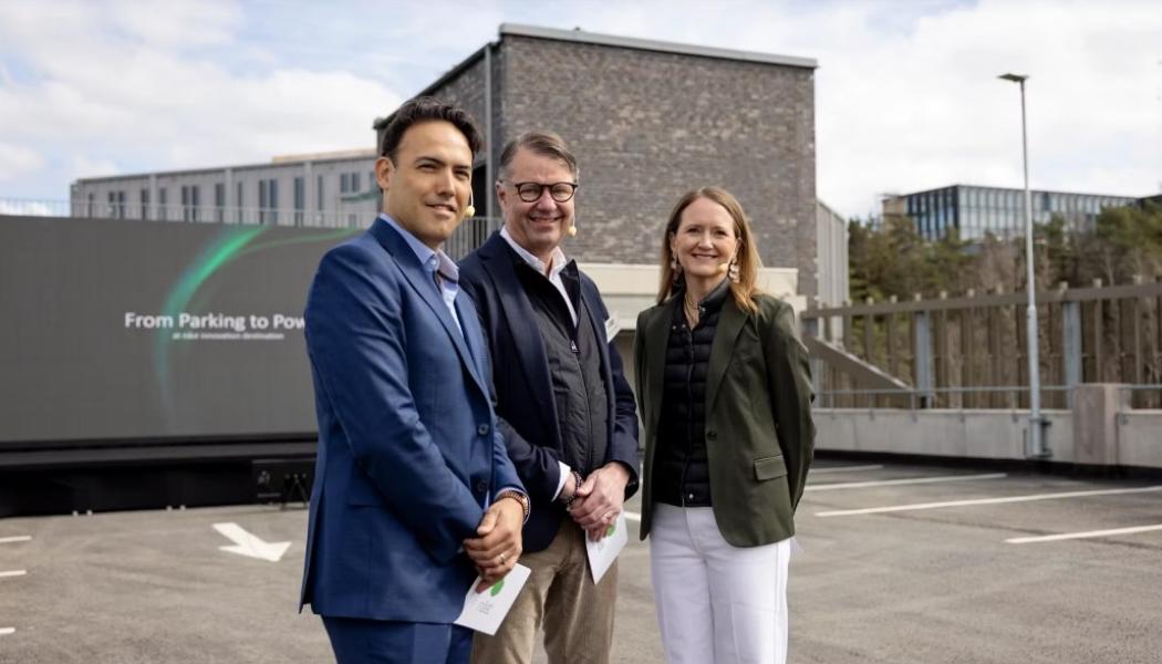 Annika Abraham, VD, ChargeNode,  Alejandro Castro Pérez, Vice President Energy Solutions, Volvo Cars, samt Per-Henrik Persson, VD, Buddy Energy. Pressbild: Charge Node