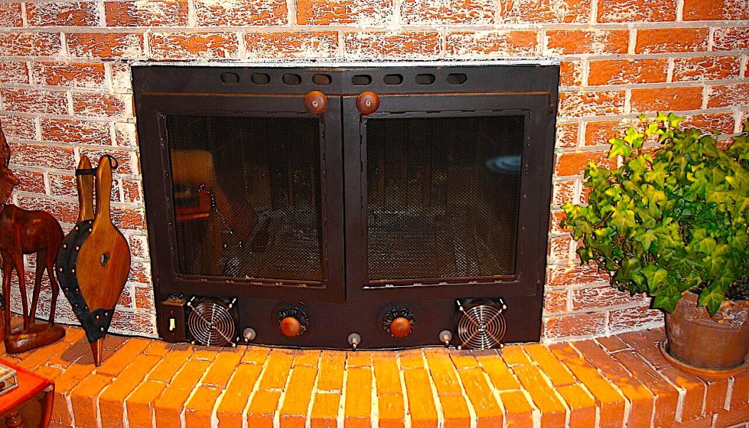 Specialanpassad eldstadsinsats med stora glasdörrar och en stor värmeväxlare för hög verkningsgrad. Symbolbild. Foto: Wikipedia Common. Kredit: Brenthasty 