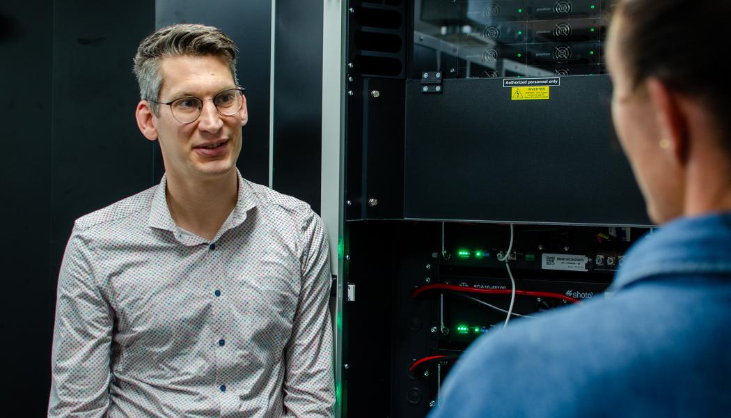 Daniel Scheffold visar hur energilagring fungerar på plats vid en batterianläggning i en företagsfastighet. Foto: Anna-Karin Jeppsson