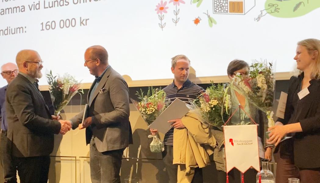 Johan Lindholm, ordförande i Riksbyggens styrelse, delar ut stipendier i samband med fullmäktige i maj 2022. Foto: Riksbyggen