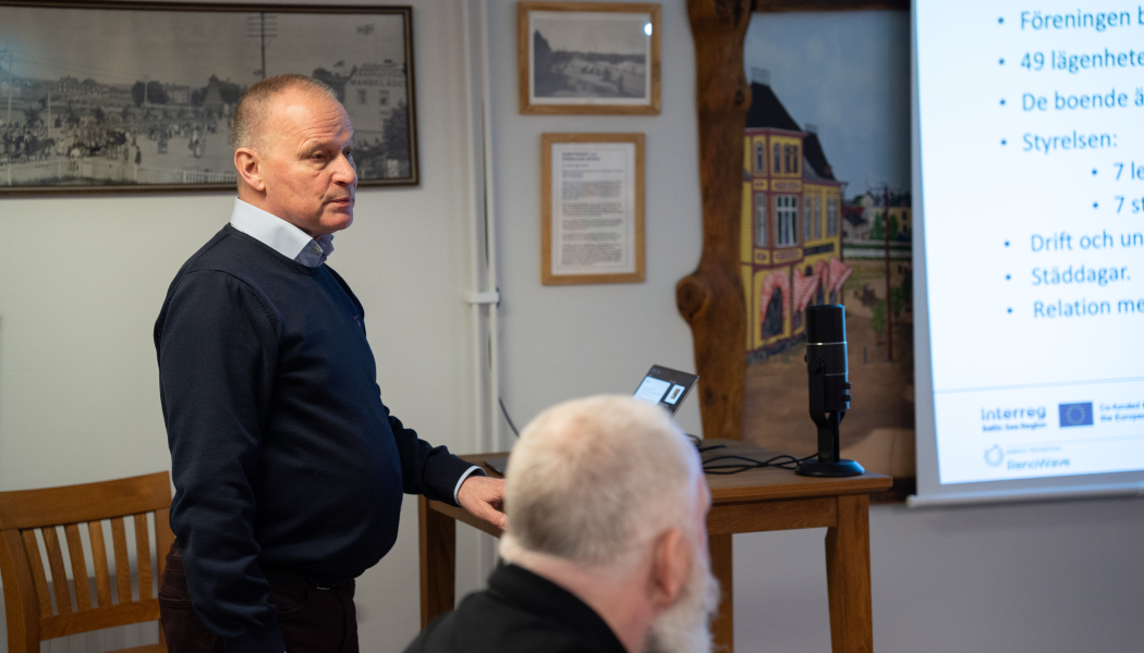 Urban Engström berättar om sin bostadsrättsförening. Pressbild: Enrgikontor Norr