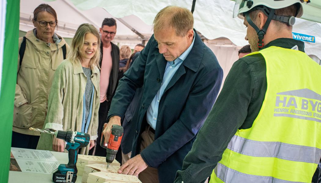 Fredrik Millertson, vd på LKF, borrar nya hem under spadtaget. De 40-tal besökare fick borra hål i insektshotellen som kommer följa med på hela byggresan och slutligen sättas upp vid inflyttningen år 2024. Foto: LKF