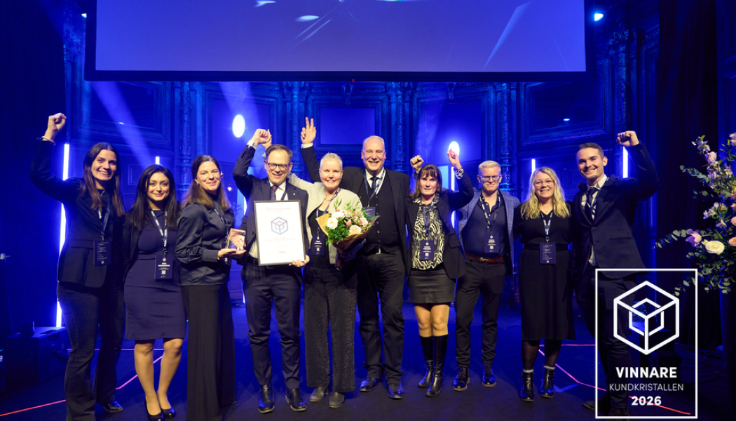 Teamet på Einar Mattsson som tillsammans vann Kundkristallen för Brandkontorets lokaler. Brandkontorets vd Jesper Andersson håller i diplomet. Foto: Aktiv Bo