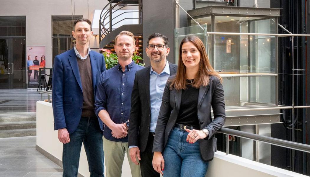 Magnus Molin från Einar Mattsson Fastighetsförvaltning, Mårten Ferbus-Mars och Camilo Bossi från Bonnier Fastigheter Bostad och Emma Beck-Friis från Einar Mattsson Fastighetsförvalning firar samarbetet. Pressbild: Einar Mattsson