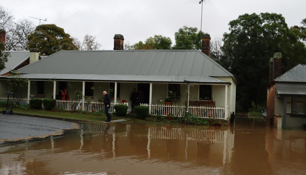 Översvämningsvatten strax före översvämning av ett hus i Windsor, västra Sydney, NSW, Australien. 5 juli 2022. Foto: wes warren /unsplash
