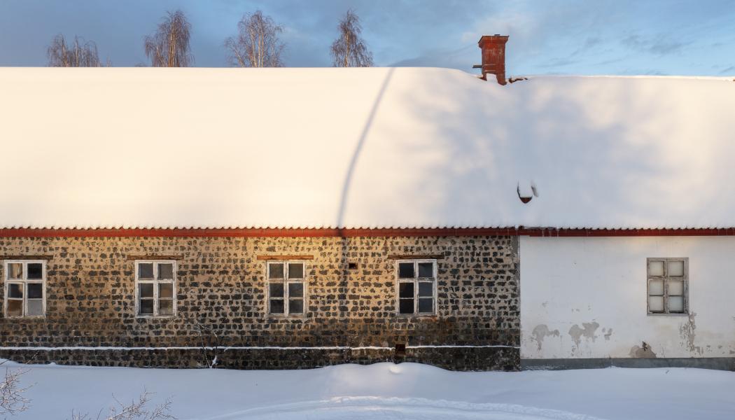 Byggnaden som står i fokus i projektet För allmänt bruk. Byggnaden är en kulturhistoriskt värdefull ekonomibyggnad i slaggtegel, uppförd på 1860-talet, som en gång i tiden tillhörde bruket i Robertsfors.
Foto: Patrick Degerman