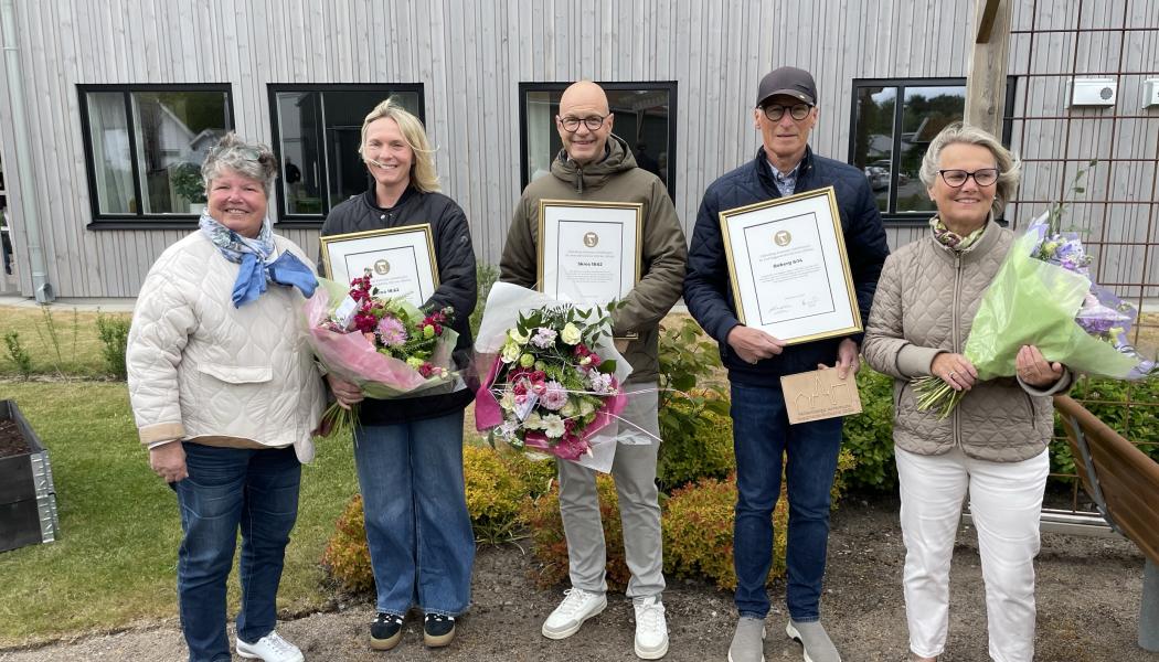 Bygglovsnämndens ordförande Yvonne Nilsson delade ut priserna till Fredblad arkitekter och Derome. På bild från vänster: Yvonne Nilsson, bygglovsnämndens ordförande, Emmie Tabrizi, Fredblad arkitekter, Peter Mossbrant, Vvd Derome AB, Stefan och Lena Brosved, ägare till Bobergs gård. Foto: Falkenbergs kommun