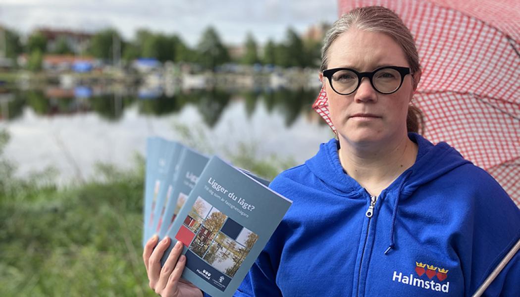 Hanna Billmayer med broschyrer i handen. Foto: Halmstad kommun