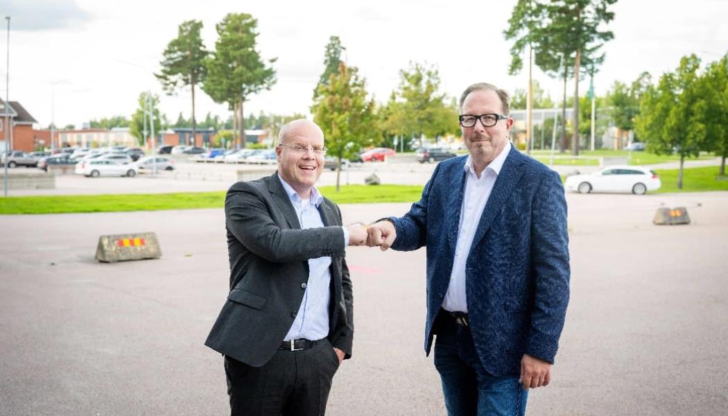 Tobias Hansson, vd Hitachi Energy i Sverige och Mats Eriksson, vd för Castellum, Region Mälardalen. Foto: Hitachi Energy
