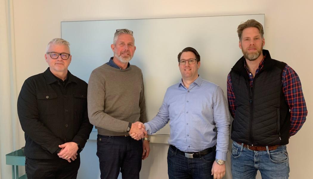 Fr v Mats Pauli och Johan Nilsson, Skanska Sverige AB, Theodor Alexandris och Karl Hallgren, Riksbyggen. Foto: Riksbyggen