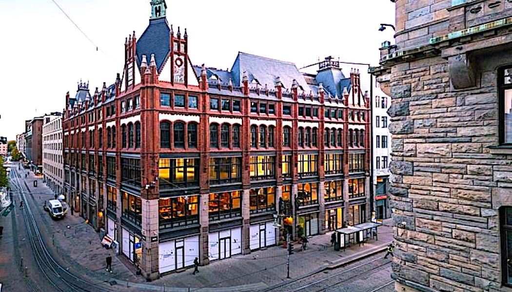 Alexandergatan 13 i Helsingfors. Energieffektiviteten förbättrades avsevärt i byggnaden – den så kallade energiprestandaindexet minskade med trettio procent. Det uppnåddes bland annat genom uppdaterade ventilations- och värmesystem, samt vattenbesparande armaturer. När det gällde fönstren valde man att behålla befintliga karmar men komplettera dem med ett extra glas på insidan, vilket ökade isoleringsförmågan och minskade energiförbrukningen. Foto: YIT