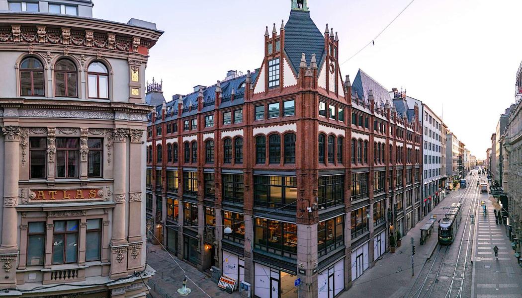 YIT genomförde nyligen en totalrenovering av denna byggnad på Alexandersgatan i Helsingfors centrum. Över 80 procent av rivningsmaterialet återvanns eller återanvändes direkt på byggarbetsplatsen – exempelvis koppartak, marmorplattor, tegel med mera. Tack vare effektiv källsortering bestod endast 1 procent av byggavfallet av blandavfall. Återbrukade material köptes bland annat in från konkursbon. Energieffektiviteten förbättrades och energiförbrukningen minskade med 30 procent. Projektet genomfördes i enlighet med EU:s taxonomiförordning. Foto: YIT