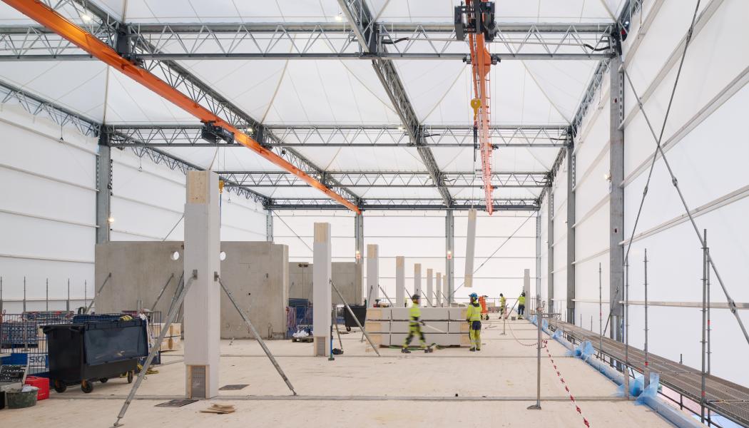 Bjälklag i KL-trä, pelare av limträ och stålbalkar bär den nya byggnaden. Foto: Anders Lipkin