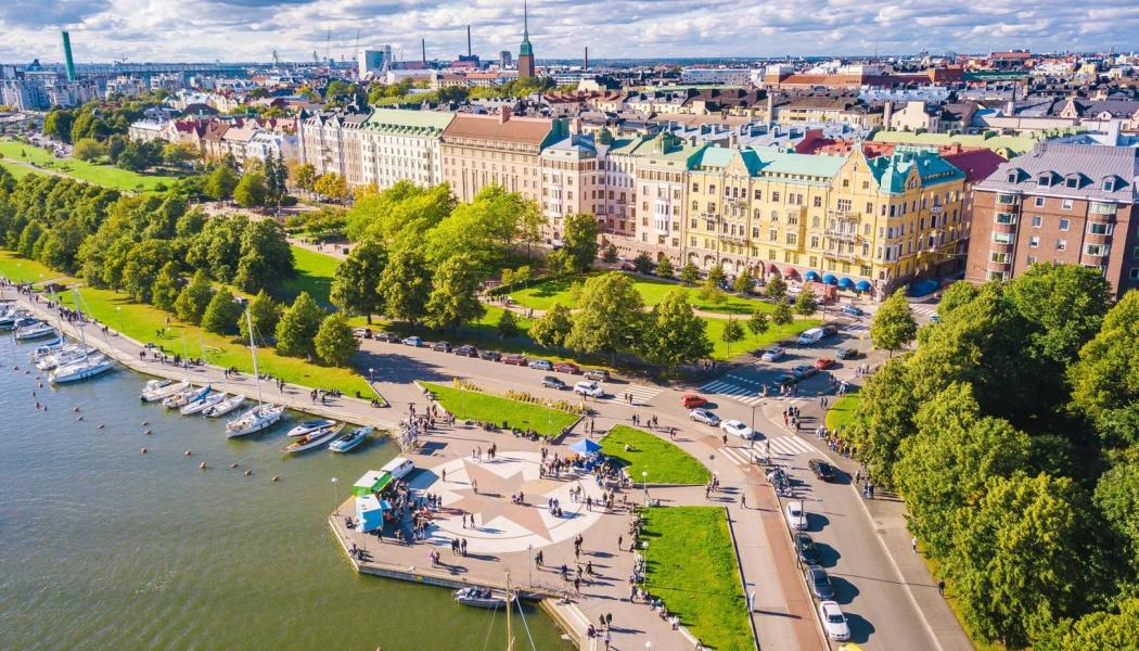 Exempel på lyckad sanering. Stadsdelen Ulrikaborg vid Havsgatans populära promenad vid Östersjön i Helsingfors. Helander konstaterar att ungefär hälften av allt byggande i Finland idag handlar om renovering, och att detta också har blivit en central del av arkitekters arbete. Han kritiserar dock fastighetsägare som ser gamla byggnader som en börda och uppmanar till långsiktigt tänkande. Foto: Wikipedia Common, Kredit: Vadelmavene