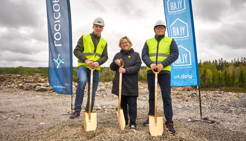 Första spadtaget. Foto: Logicor