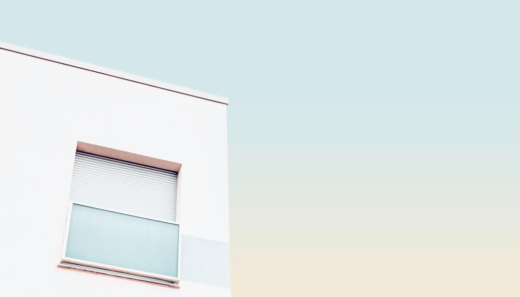 Närbild bostadshus. Foto: Michele Tardivo / Unsplash