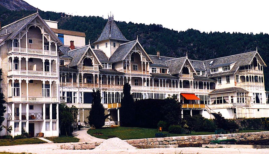 Kviknes Hotell i Balestrand är ett av de mest berömda äldre turisthotellen i Norge. Byggnaden är ett bra exempel på den arkitektur som kallas schweizerstil. Foto: Wikipedia Common, kredit: Nina Thune