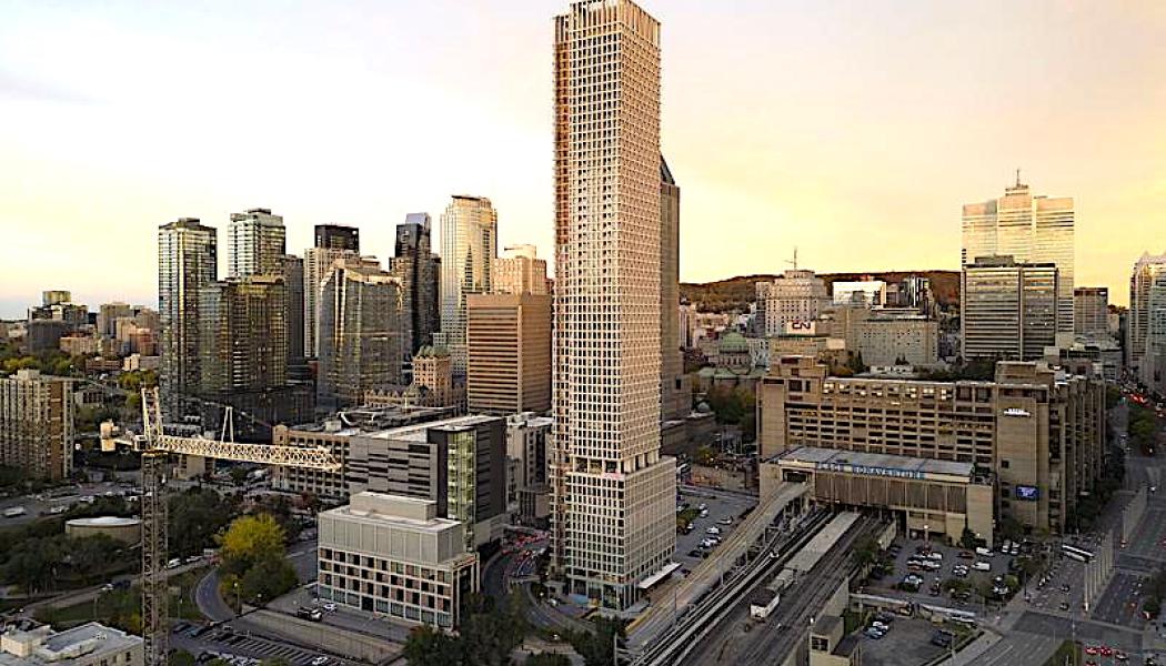 Den nya skyskrapans fasad är uppförd i prefabricerad betong och utformad för att anknyta till stadens historiska material. Arkitekterna Chevalier Morales hänvisar till influenser från bland annat Gamla Montréal, Place Ville-Marie och Sun Life-byggnaden. Foto: Kredit: Maxime Brouillet. 