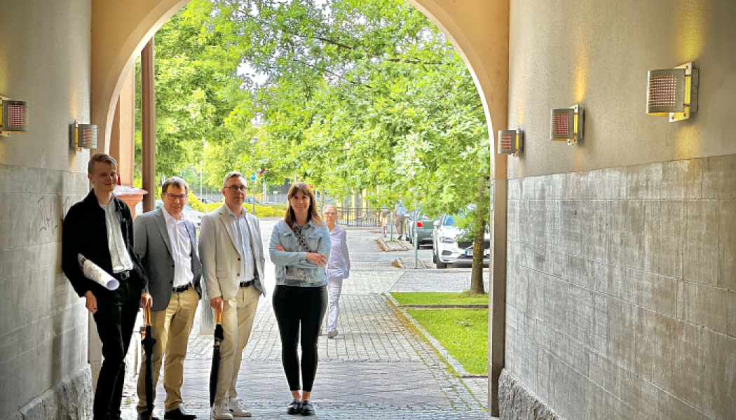 Planarkitekt William Rytterström, Christer Sundqvist, Johan Söderberg och näringslivsutvecklare Zana Zgog står vid tröskeln till den nya stadsdelen Triangeln. Förverkligandet av förslaget Triangeln beräknas ta ungefär 15 år. Området kommer att delas upp i flera detaljplaner, vilka var för sig tar några år att genomföra.

Foto: Katrineholms kommun/Geza Simon