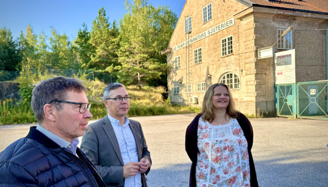 Christer Sundqvist, Johan Söderberg och Marie Bergeås mark- och exploateringschef, framför en av de två 