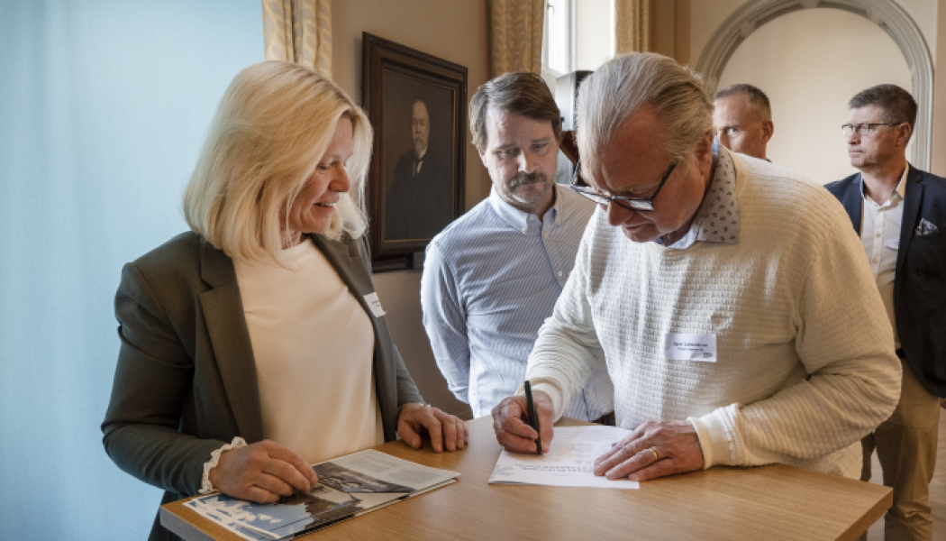 Eskilstuna kommuns stadsutvecklingsstrateg Christina Blomberg tillsammans med Bjarni Gudmundsson från Podium fastigheter Fotograf/Källa: Thomas Mako