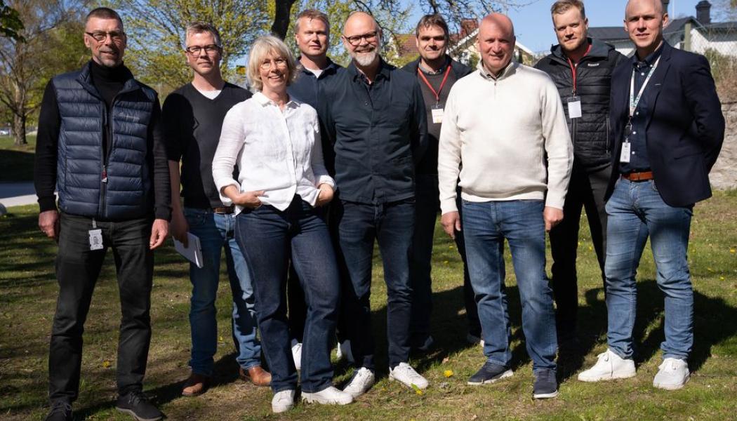 På bilden ser du från vänster till höger: Tomas Löfgren Löfgren, projektledare, GotlandsHem, Andreas Sandsjö, biträdande arbetschef, Peab, Anna Hegart, affärsutvecklare, GotlandsHem, Pontus Back, gruppchef, teknisk förvaltning, Kim Tornell, byggprojektchef, GotlandsHem, Magnus Frid, entreprenadingenjör, Peab, Joakim Martell, vd, GotlandsHem, Markus Molin, platschef, Peab och Patrik Lindkvist, arbetschef, Peab. GotlandsHem