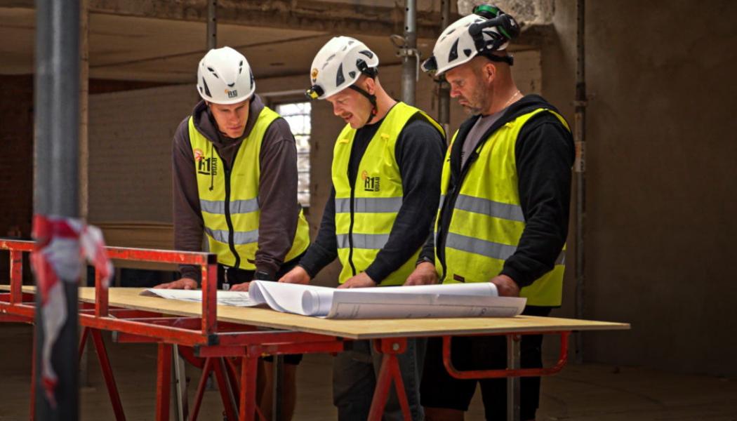 Pinerock är ett relativt nytt namn på den nordiska byggmarknaden, men bygger på flera etablerade företag inom renoverings- och byggservice. Efter EMK Capitals investering 2024 har koncernen accelererat sin expansionsstrategi genom företagsförvärv i både Finland och Norge. Förvärvet av Restok innebär att Pinerock nu stärker sin position inom renovering av kommersiella fastigheter i Finland, ett segment som bedöms ha bättre tillväxtutsikter än nyproduktion under de kommande åren.  Foto: Pinerock Group