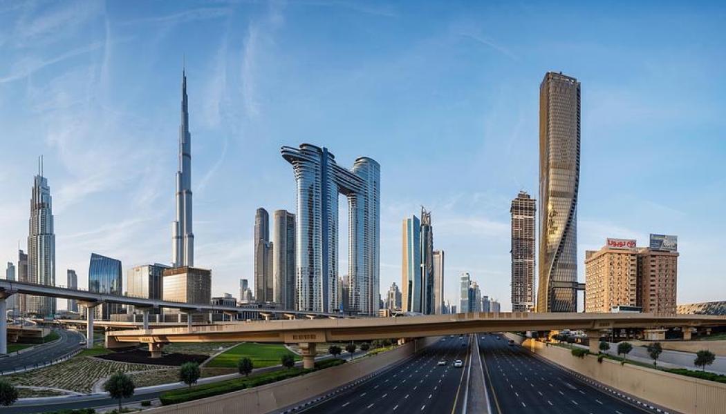 Wasl Tower (högsta byggnaden till höger) i centrala Dubai med keramisk fasad som ska minska värmebelastningen. Obs! Det finns fler bilder av interiören i slutet av artikeln. Foto: ©Johnseye Photography