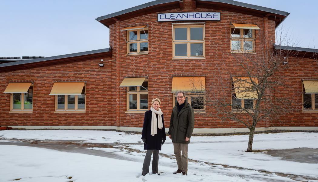 Anna Lorentz, regionchef Stockholm och Nils Rydh, vd Svenska Hus vid Ranhammarsvägen 26. Foto: Svenska hus