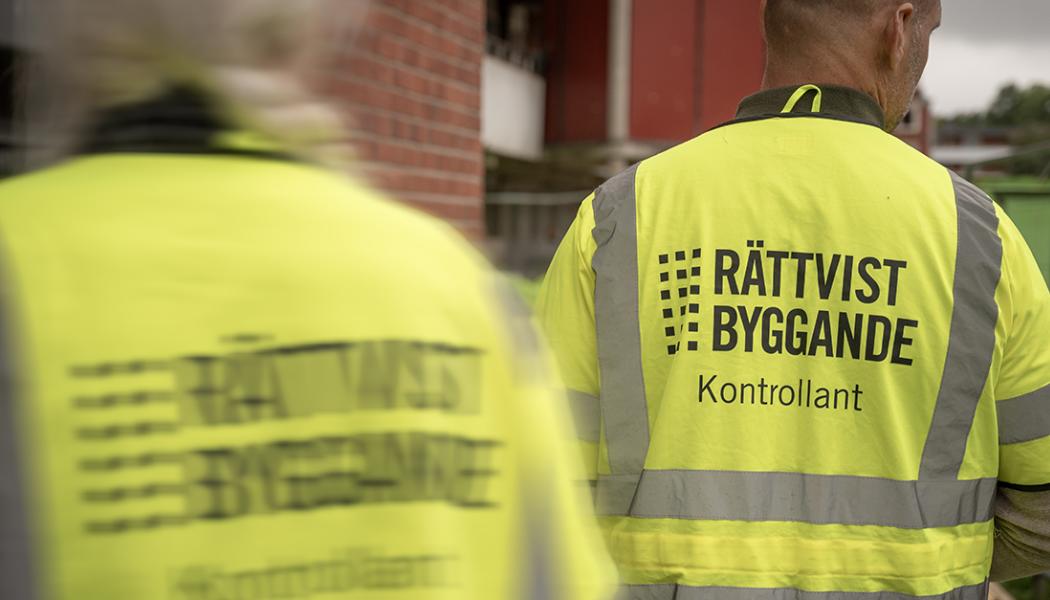 Kontrollanter från Rättvist byggande på oannonserad byggarbetsplatskontroll hos Huge Bostäder. Foto: Huge Bostäder
