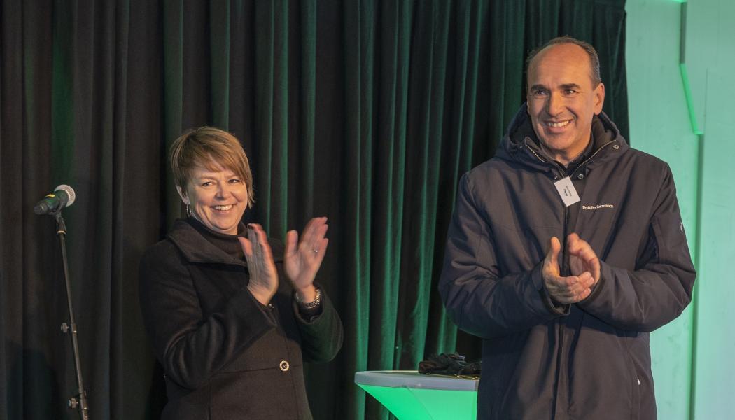 Almir Hodzic, VD Parkering Malmö och Katrin Stjernfeldt Jammeh, kommunstyrelsens ordförande inviger P-huset Sege Park november, 2022. Foto: Pernilla Wästberg