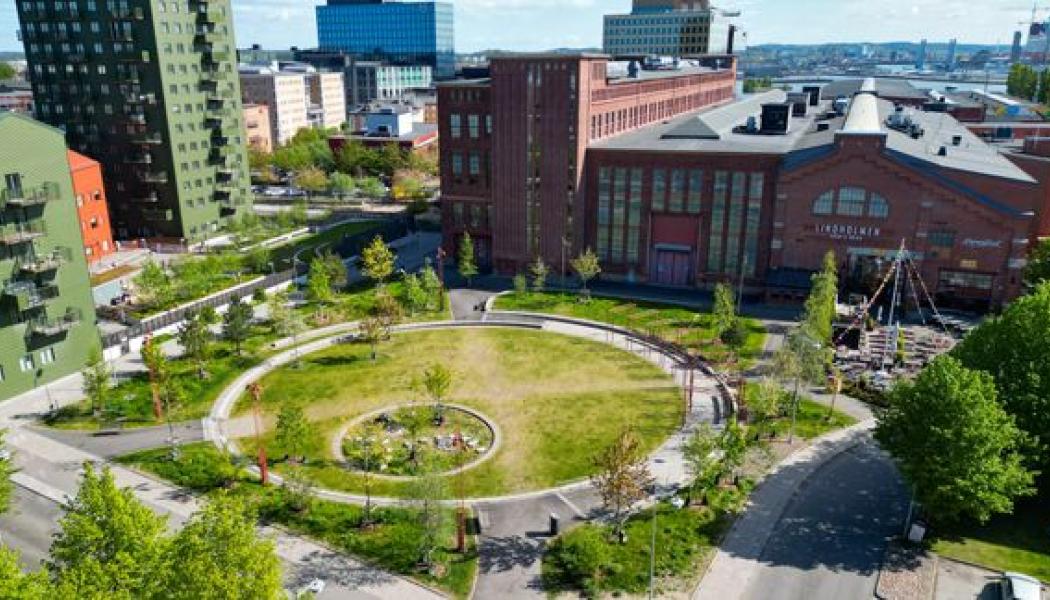 Samtliga projekt bidrar till ShiftSwedens mission att ställa om Sverige till attraktiva och tillgängliga livsmiljöer för alla. Vyn illustrerar Lindholmens mix av äldre byggnader från varvsepoken och nybyggnationer för industri såväl som boenden, med Frihamnen i bakgrunden. Foto: Älvstranden Utveckling