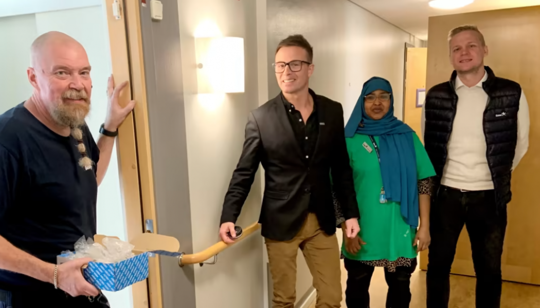 Mikael Borgemyr, Sanny Mattelin, Fardowsa Ali och Christian Andersson tillsammans med andra kollegor på Eidar jobbar nu för fullt med att ställa om lokaler till evakueringsboenden för Ukrainska flyktingar. Foto: Eidar