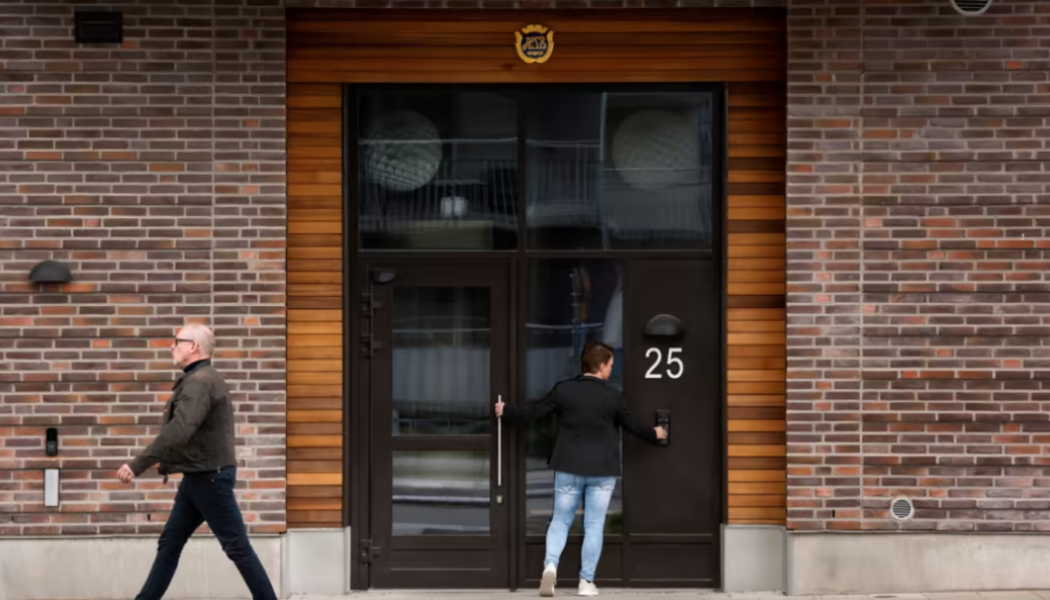 Boende i flerbostadshus skulle känna sig tryggare om de lärde känna sina grannar, visar ny undersökning. Foto: HSB