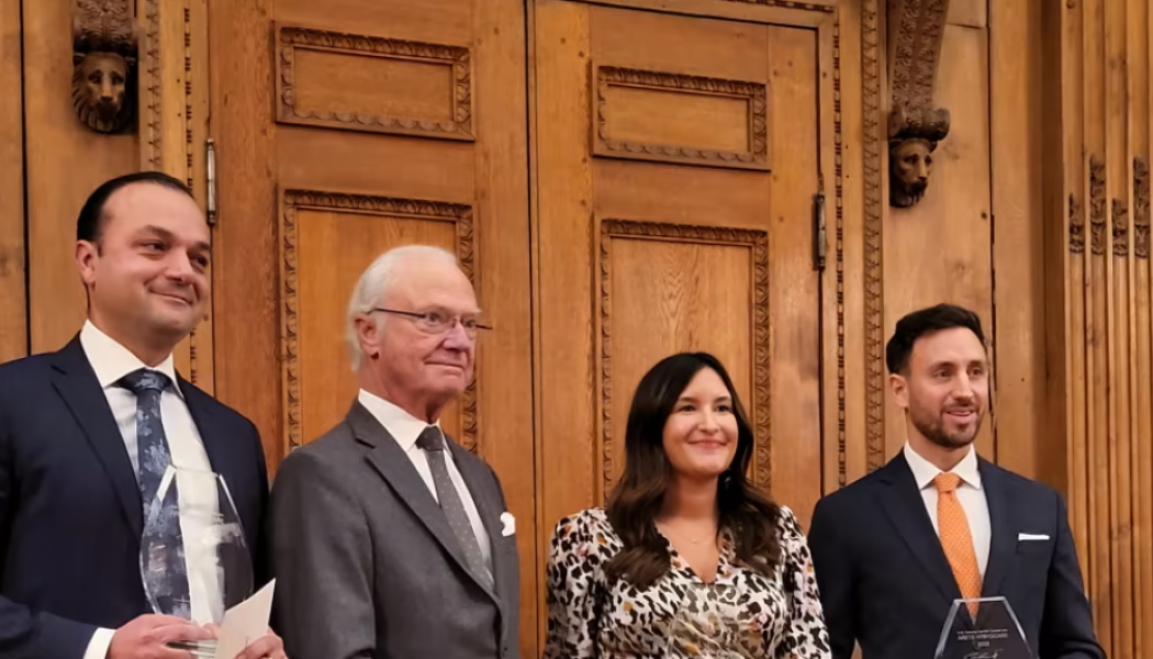 H.M. Kung Carl XVI Gustaf tillsammans med vinnarna vid prisutdelningen för Årets Nybyggare 2020. Foto: Wallenstam