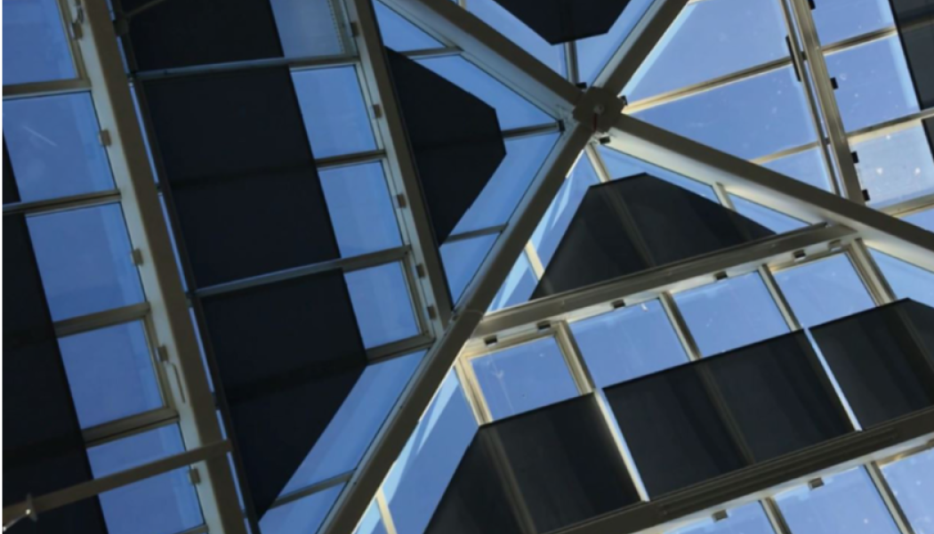 Invändiga solskydd i taket på Regionhuset i Kalmer, ett innovativt projekt av Joli interiör, vinnare av 2019 års Solskyddspris