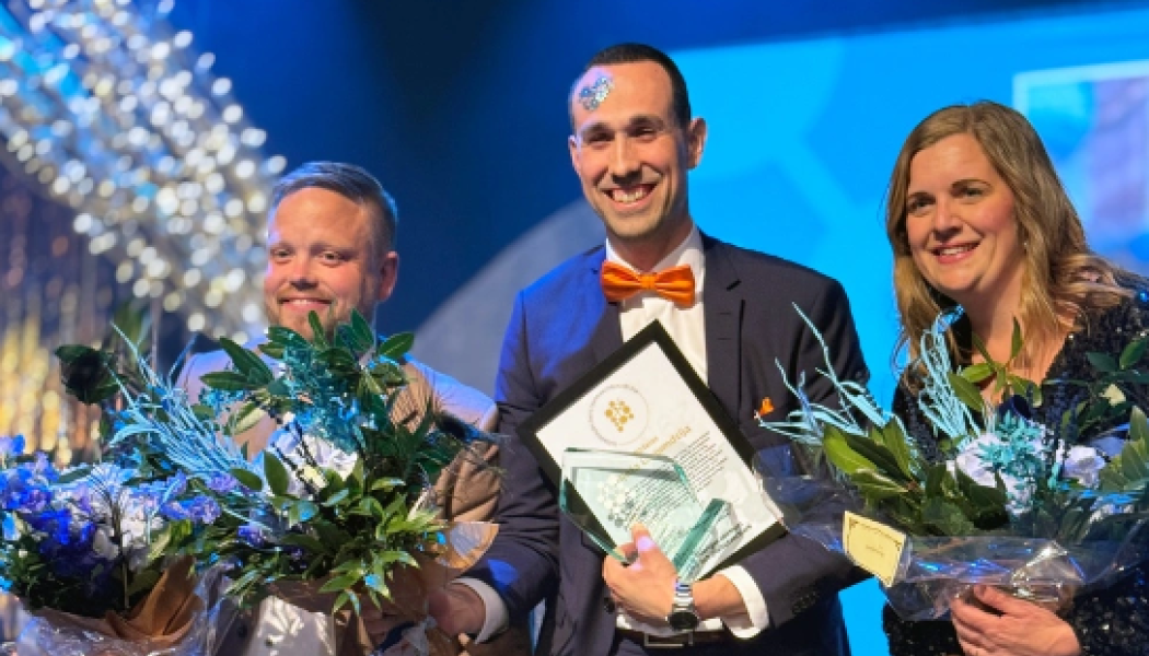 Aljoša Lagumǆija tar emot priset för Årets Centrumutvecklare. Foto: Södertälje City