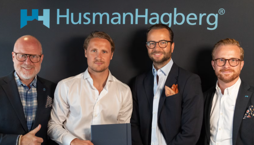 Christian Hjort, Expansionsansvarig, Jens Berg och Anton Ström, båda Franchisetagare i Huddinge samt Fredrik Kjell, VD HusmanHagberg. Foto: HusmanHagberg