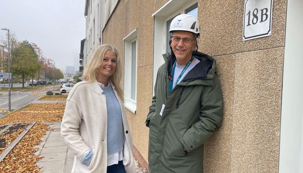 Malin Taalomi, miljöstrateg och Björn Larsen, projektchef vid den återbrukade fasaden till de nya lägenheterna på Stålhandskegatan. Foto: Bostads AB Poseidon