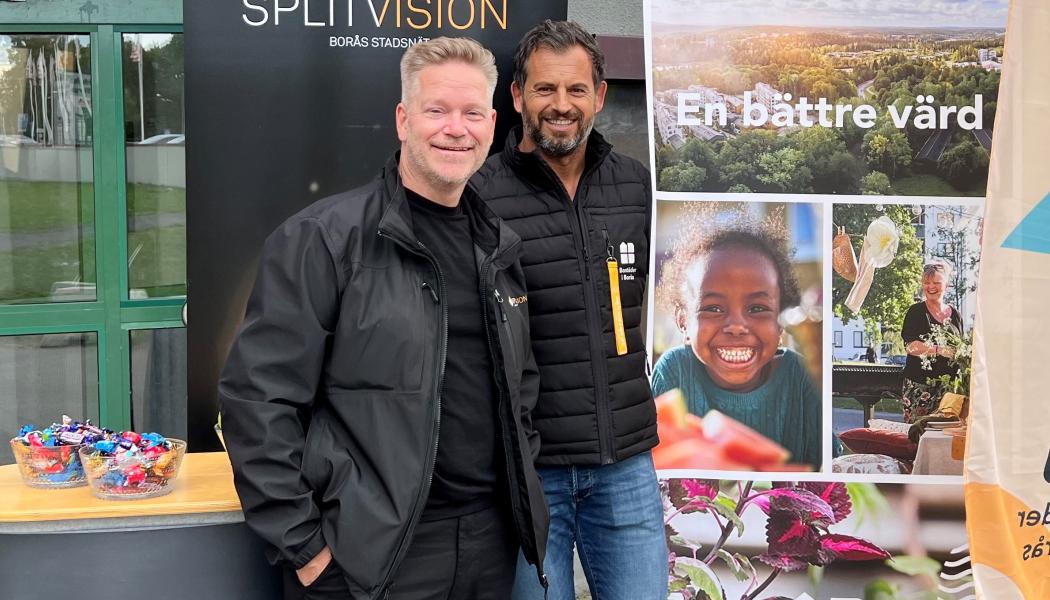 Matts Hellström från SplitVision och Avni Bajrami från Bostäder i Borås informerar hyresgäster om pilotprojektet. Foto: SplitVision
