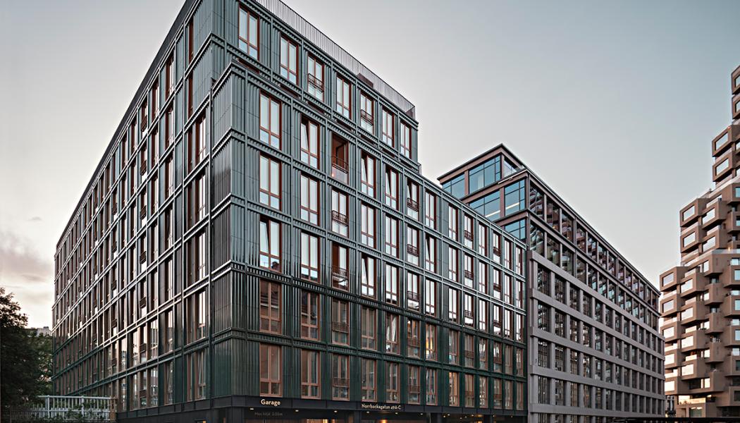På Norrbackagatan 49 i Vasastan pågår uppförandet av 79 bostäder inom projektet Tile House. Byggnaden är ritad av Kjellander Sjöberg, som har utformat ett platsanpassat infill-projekt på uppdrag av utvecklaren Fokus Nordic. Foto: Johan Fowelin