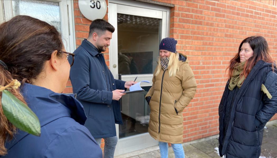 Arber Jasharaj från stiftelsen Tryggare Sverige utbildar områdesutvecklare från Helsingborgshem i trygghetscertifieringen BoTryggt2030. Delar av utbildningen genomfördes på Pålsjö Östra i Helsingborg som överlag får gott betyg under genomgången.