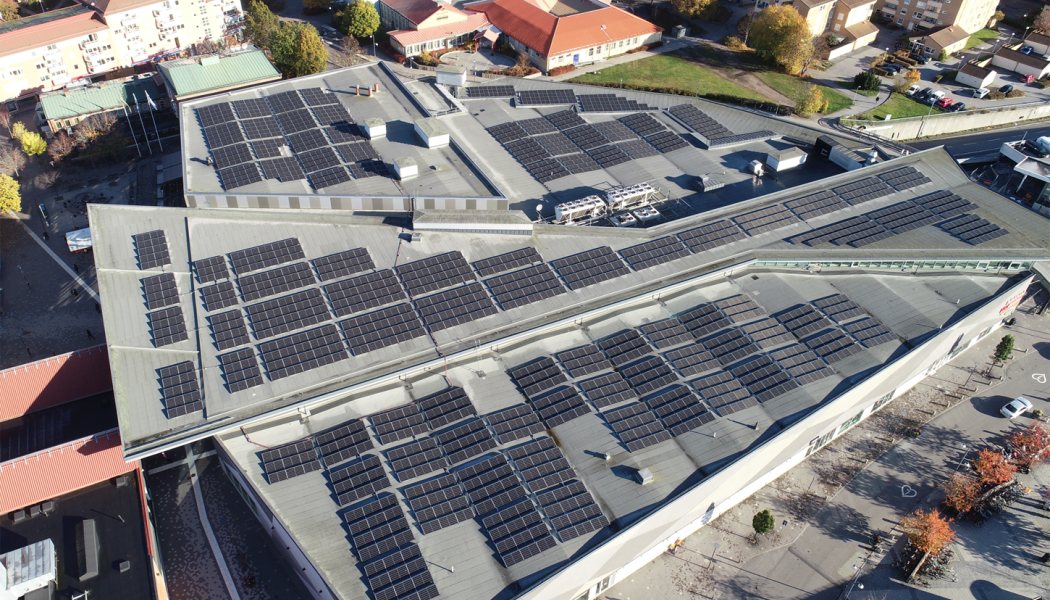 Taket med DC-optimerade växelriktare från SolarEdge förväntas producera 450 000 kWh förnybar energi per år, vilket reducerar både köpcentrumets energikostnader och dess miljöpåverkan.

 