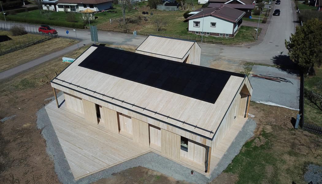 Solcellerna på huset genererar runt 10 000 kWh/år och det betalar tillbaka koldioxidskulden för huset på 10 år. Fotograf: David Elfving