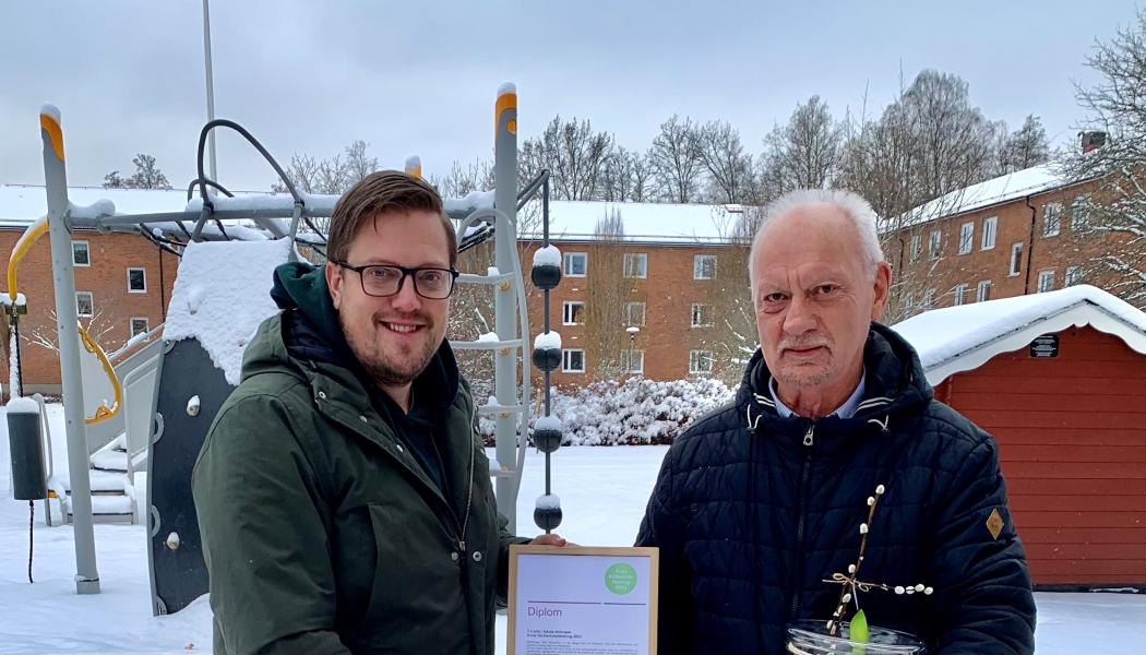 Vinnare Hållbarhetsförening 2023 Skövde 10 - Martin Widmark förvaltare och ordförande Christer Andersson. Foto: Riksbyggen