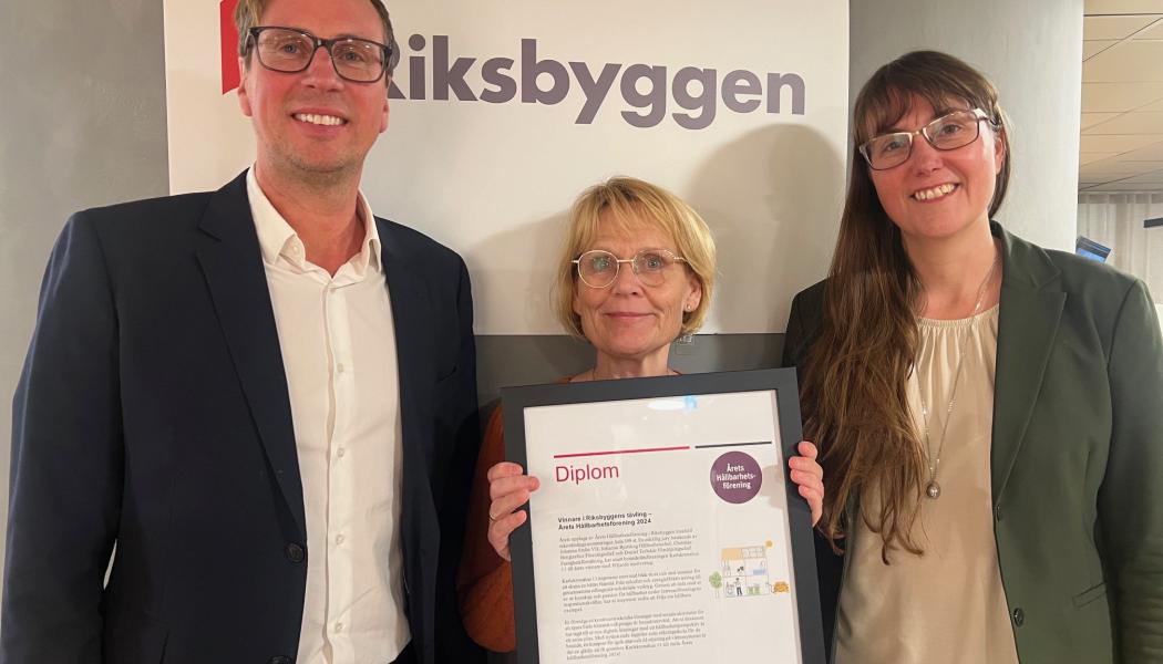 Brf Karlskronahus 11, vinnaren i Årets Hållbarhetsförening 2024. Från vänster: Daniel Toftskär försäljningschef på Riksbyggens fastighetsförvaltning, Malin Wilén, ordförande i Brf Karlskronahus 11 och Johanna Bjurskog, hållbarhetschef på Riksbyggen. Foto: Riksbyggen