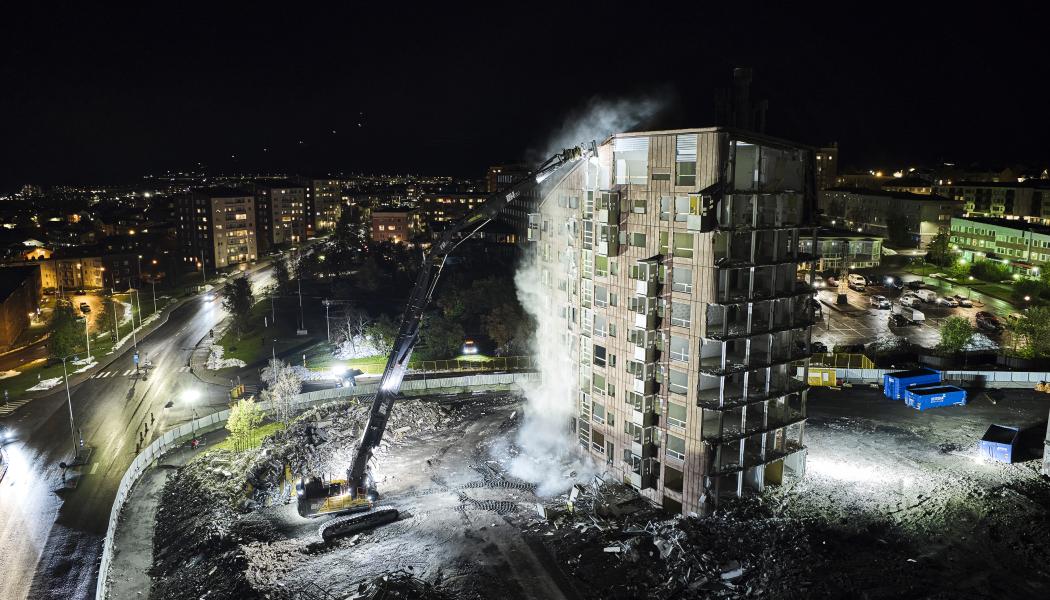 Volvo High Reach i aktion, rivningen av höghusen Snusdosan och Spottkoppen i Kiruna. Foto: Hans Olof Utsi
