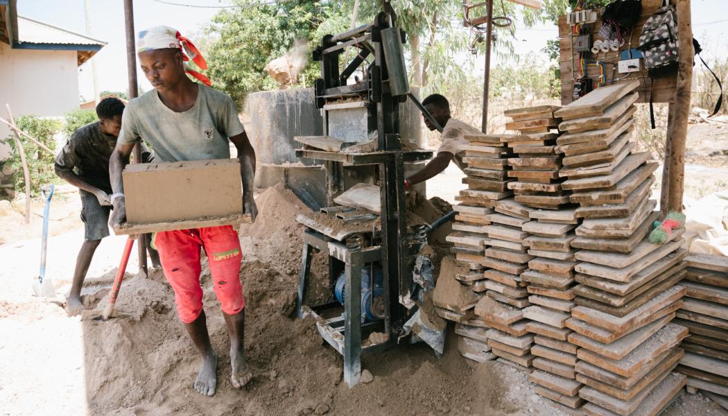 Konstruktionsarbetare i Tanzania. Fotograf för We Effect George Kamau.