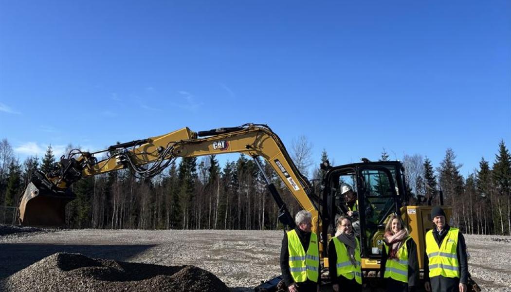 På bilden syns Malin Claesson Stenström, vd CA Fastigheter, Markus Gebauer, Nordenchef Zeppelin samt Växjös näringslivschef Jessica Johannesson och ordförande i samhällsbyggnadsnämnden, Otto Lindlöf. Fotograf: Zeppelin Sverige