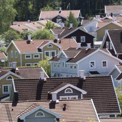 Fredrik Sandberg/TT: Bostadspriserna, särskilt huspriserna, sjunker i nästan hela landet. Arkivbild.